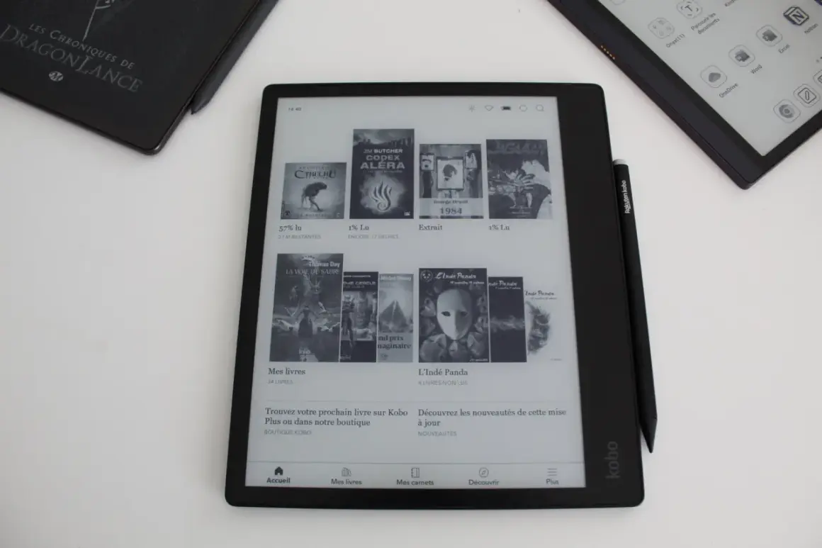 Test du Kobo Elipsa 2E : l'écran affiche des livres, dont "Cthulhu" et "1984", avec des informations de lecture.