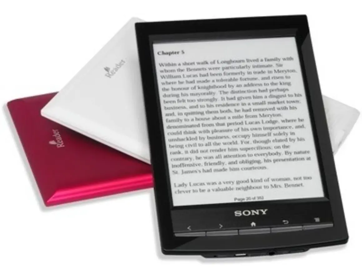 Une liseuse Sony noire affiche un extrait de roman. Deux autres liseuses, une blanche et une rouge, sont empilées derrière.