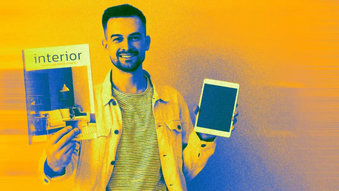 Un homme souriant présente un catalogue issuu sur l'intérieur et une tablette.