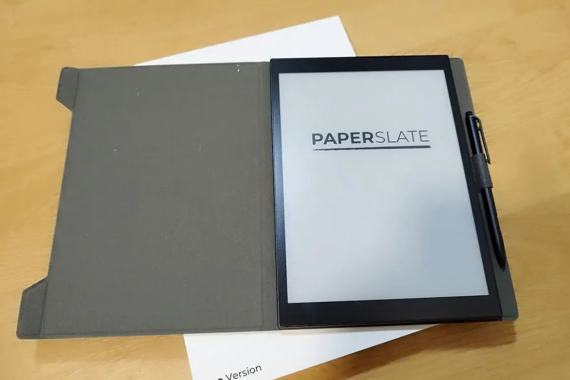 Le **Sony DPT-RP1** PaperSlate, avec son stylet, est prêt pour vos notes.