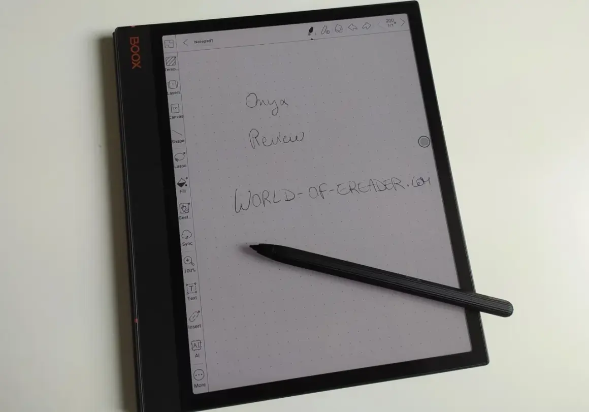 L'Onyx Boox Note Air 3C affiche une page de notes avec "Onyx Review" et "WORLD-OF-EREADER.COM" écrits à la main.