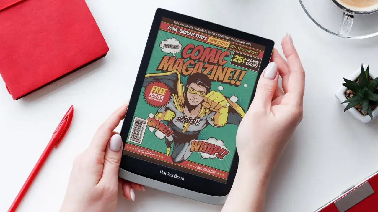 Une main tient une liseuse affichant la couverture d'un comic magazine vintage avec un super-h&eacute;ros. Format cbr.