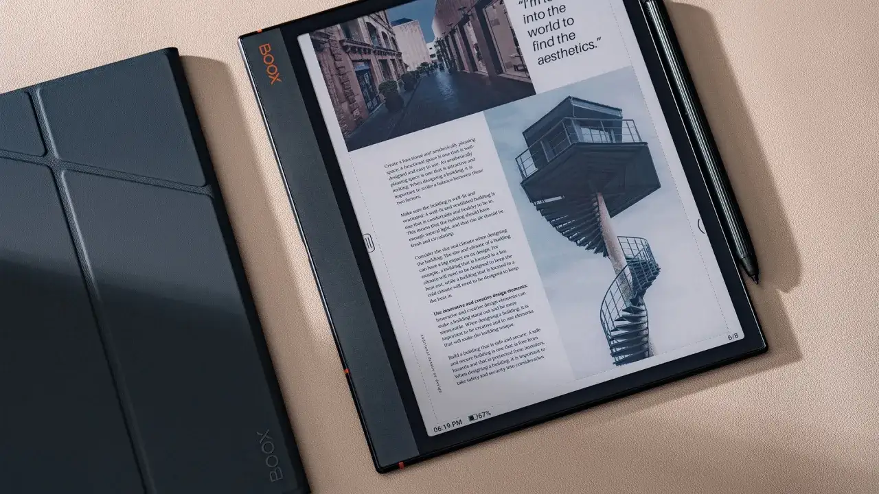 Le tab ultra c pro affiche un article sur l'architecture, avec une photo d'escalier en colimaçon.