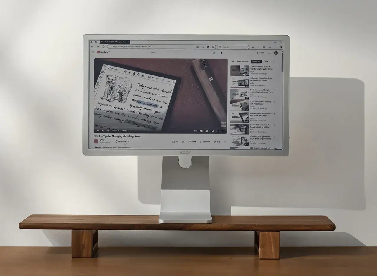 Un &eacute;cran BOOX Mira affiche une vid&eacute;o YouTube sur la prise de notes. Le contenu montre un ours et des notes manuscrites.