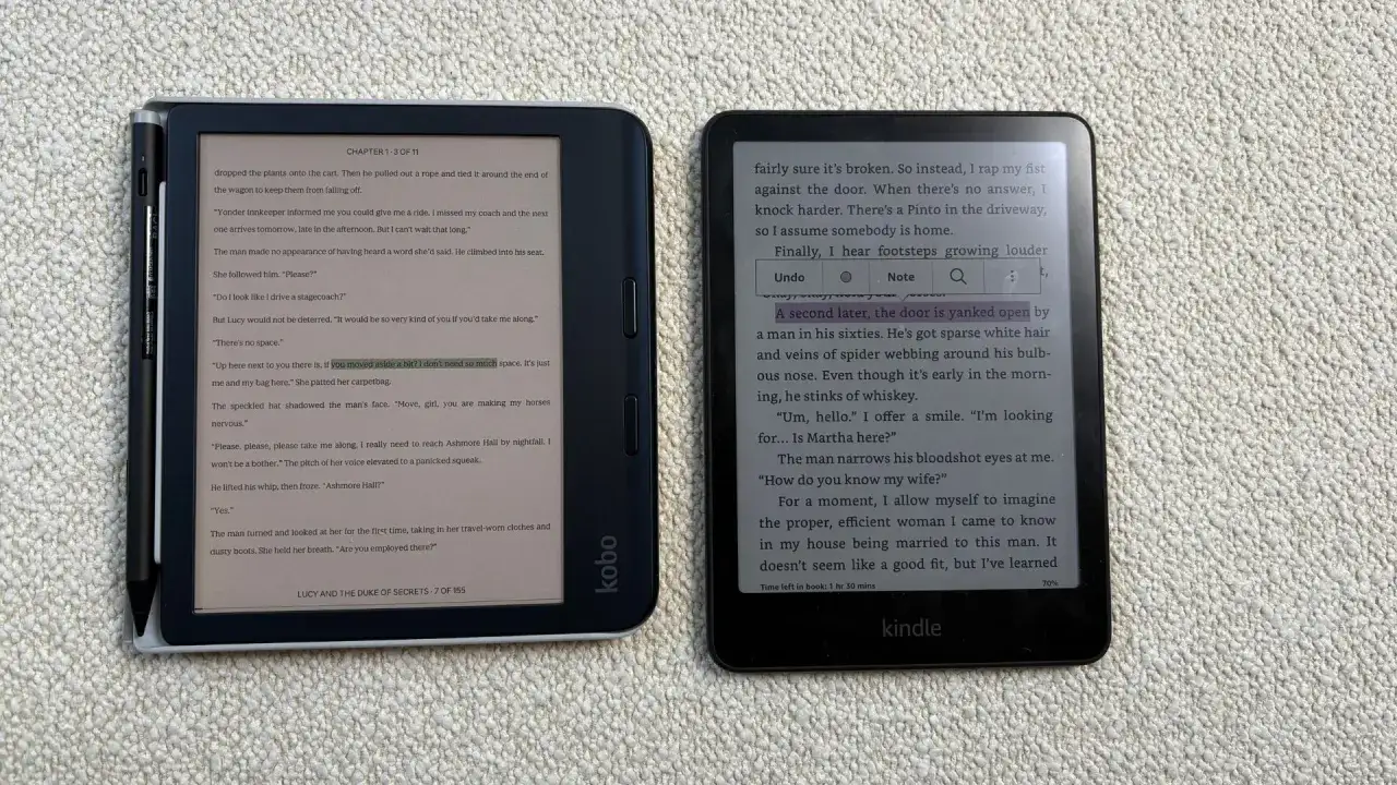 Deux liseuses affichent des pages de livres. L'une est un Kobo, l'autre un Kindle, chacune proposant une expérience de lecture numérique.