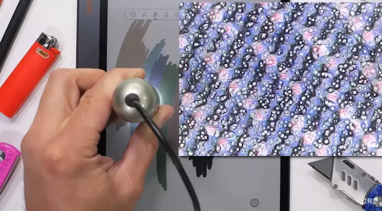 Un aper&ccedil;u d'un &eacute;cran avec un motif abstrait, comme un kaleido 3, avec des formes bleues, noires et roses.