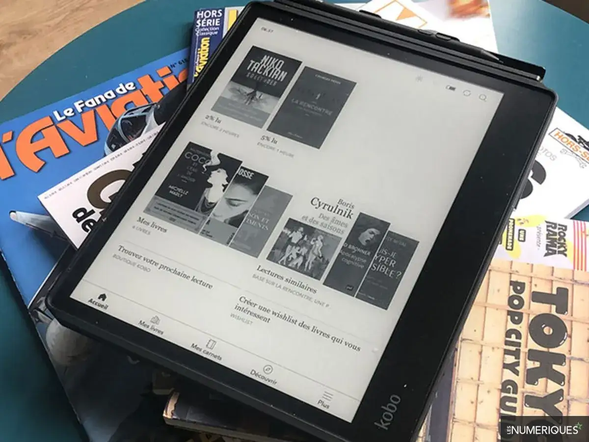Liseuse Kobo en mode d'emploi, affichant des livres et des suggestions de lecture.
