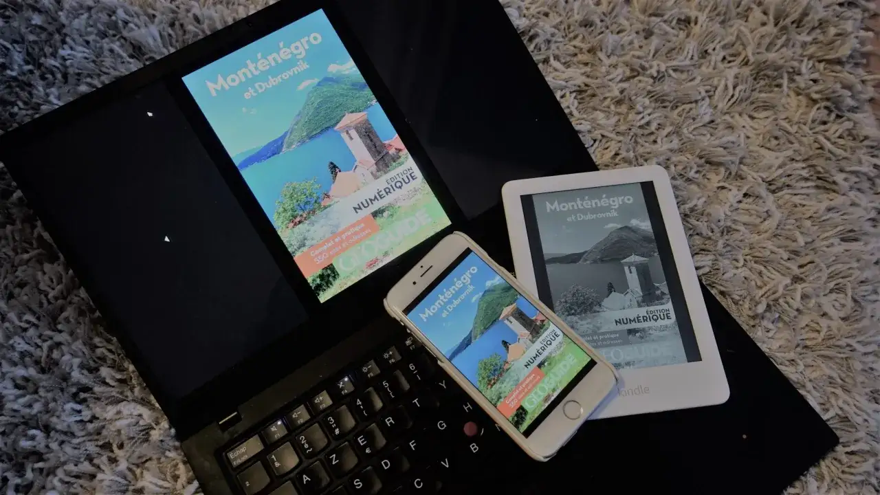 Un smartphone, une liseuse Kindle et un ordinateur affichent un guide num&eacute;rique sur le Mont&eacute;n&eacute;gro et Dubrovnik. D&eacute;couvrez comment &ccedil;a marche avec l'abonnement Kindle.
