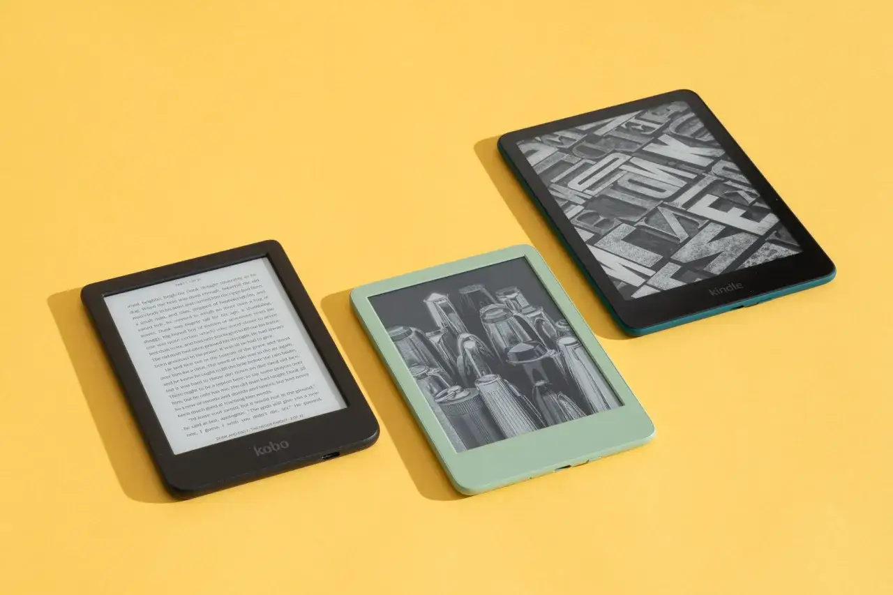 Trois liseuses &eacute;lectroniques, dont une Kobo et deux Kindles, sur fond jaune. Une invitation &agrave; la lecture gratuite.