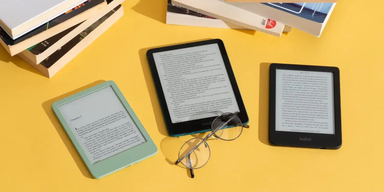 Deux liseuses numériques, un modèle vert et un noir, affichent du texte. Des livres empilés et des lunettes reposent à côté, sur un fond jaune. Un lecteur epub idéal pour les voyages.