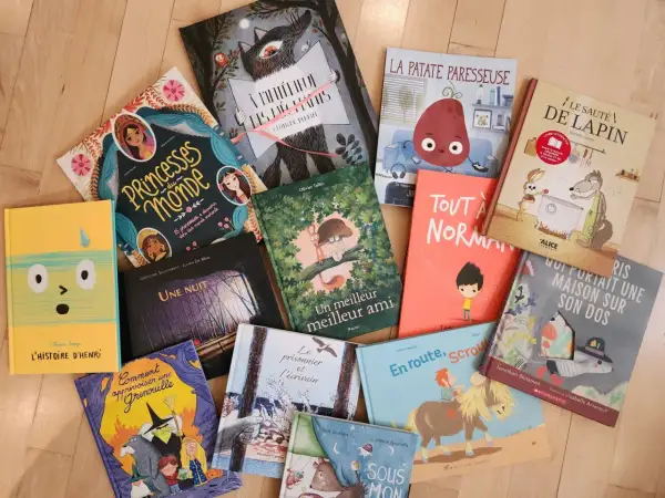 Une pile de livres pour enfants, des albums jeunesse incontournables aux illustrations colorées et variées.