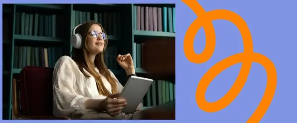 Jeune femme aux écouteurs, tablette en main, dans une bibliothèque. Elle semble se détendre, peut-être pour enregistrer un livre audio.