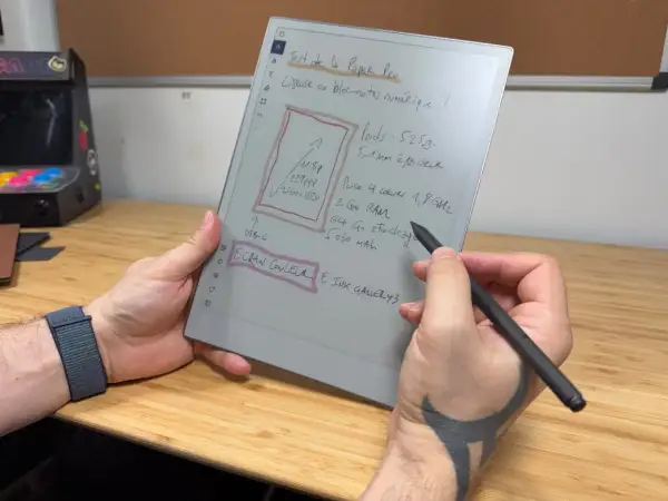 Test de la Paper Pro : une liseuse ou un bloc-notes numérique ? Sa taille remarquable 2 et ses caractéristiques techniques sont détaillées.