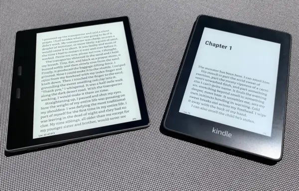 Deux liseuses Kindle affichent des livres. L'une montre un texte en anglais, l'autre un chapitre. Idéal pour la conversion epub azw3.