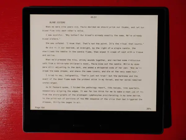 Extrait d'un livre lu sur une liseuse, le texte "Blood Sisters" est affiché en police Atkinson Hyperlegible.