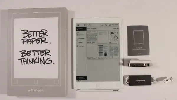 La liseuse reMarkable, son stylet, son câble USB et son guide de démarrage rapide. L'emballage affiche "Better Paper. Better Thinking.