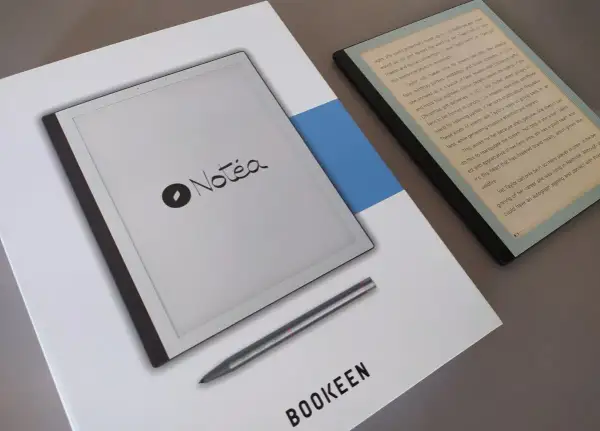 Le Bookeen Notea, une liseuse élégante, est posée à côté de son stylet.