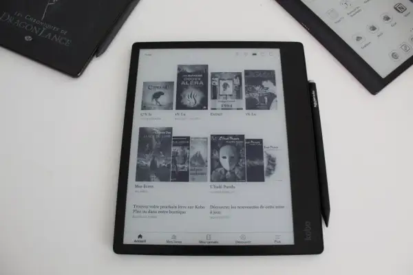 Test du Kobo Elipsa 2E : l'écran affiche des livres, dont "Cthulhu" et "1984", avec des informations de lecture.