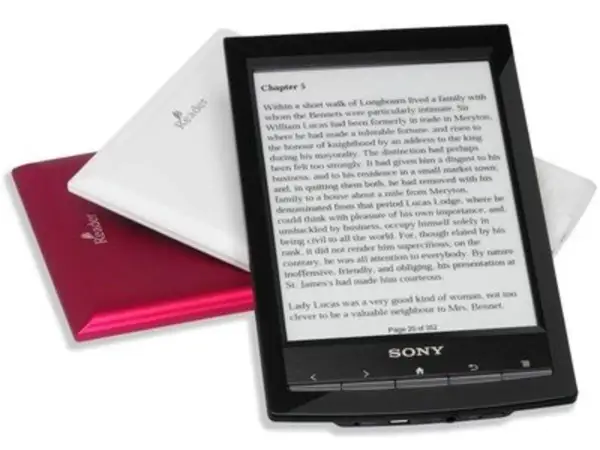 Une liseuse Sony noire affiche un extrait de roman. Deux autres liseuses, une blanche et une rouge, sont empilées derrière.
