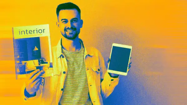 Un homme souriant présente un catalogue issuu sur l'intérieur et une tablette.