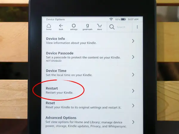 Écran de veille du Kindle bloqué. L'option "Redémarrer" est sélectionnée pour résoudre le problème.