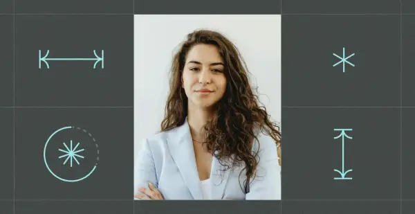 Une femme souriante en veste bleue, entourée d'icônes, prête à lancer sa plateforme ebook.