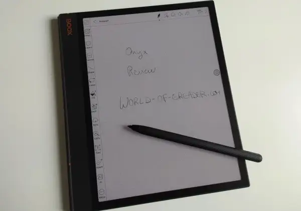 L'Onyx Boox Note Air 3C affiche une page de notes avec "Onyx Review" et "WORLD-OF-EREADER.COM" écrits à la main.